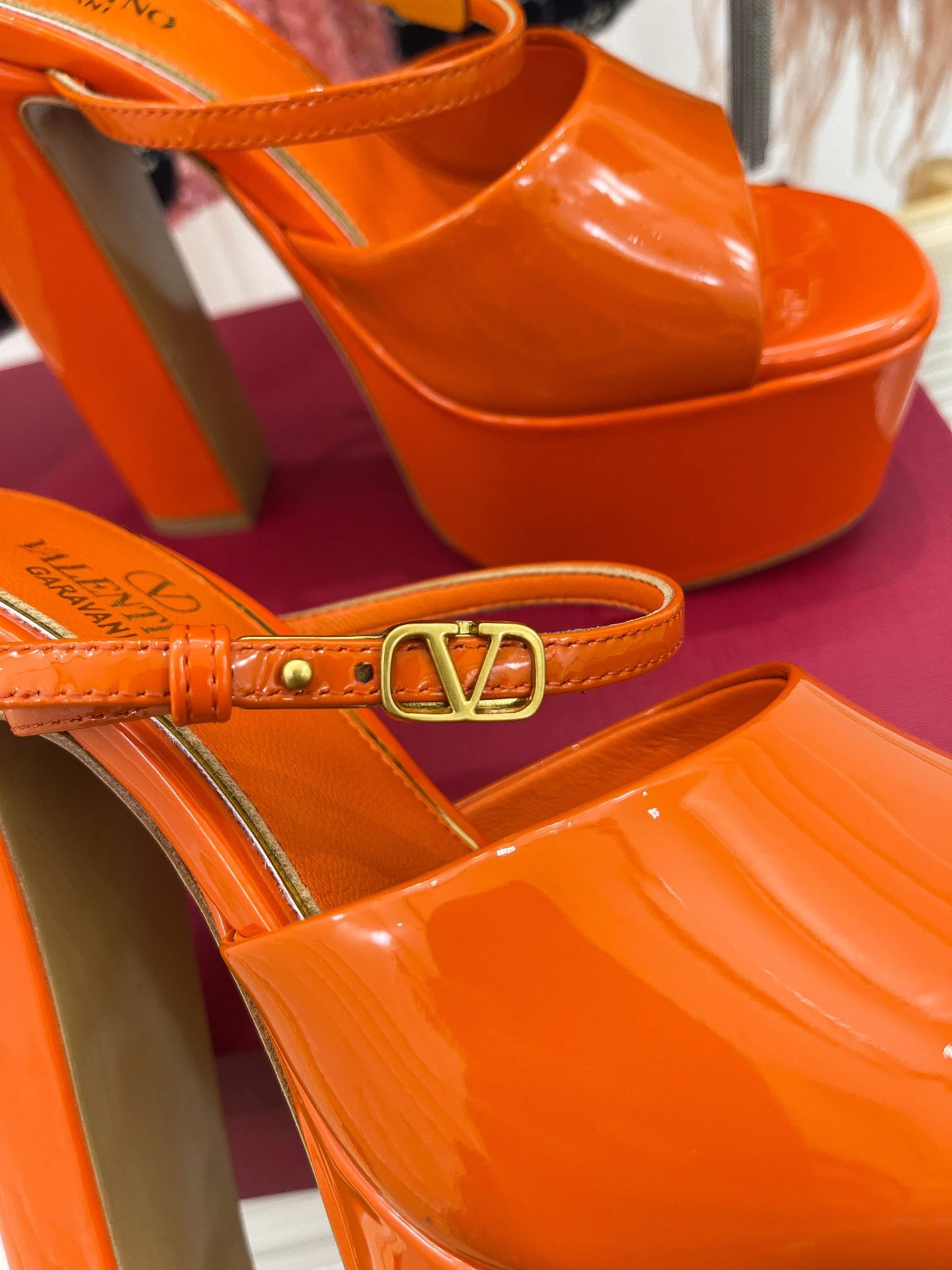 Новинка сезона весна/лето 2023 от Valentino - сандалии на платформе 9 см с открытым носком - 15 см - оранжевые