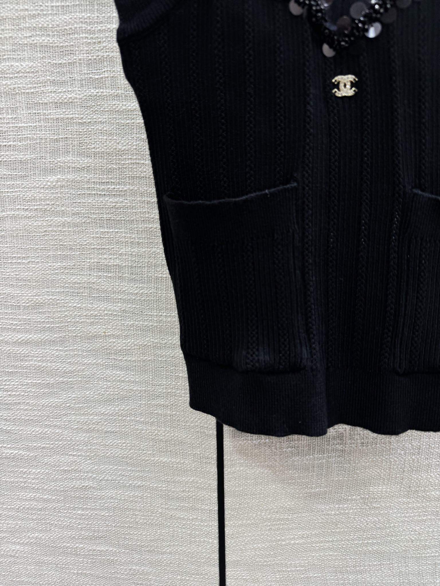 Вязаная майка Chanel 2403-24 из коллекции ?Ранняя весна?, с крупными пайетками, V-образным вырезом, черная.