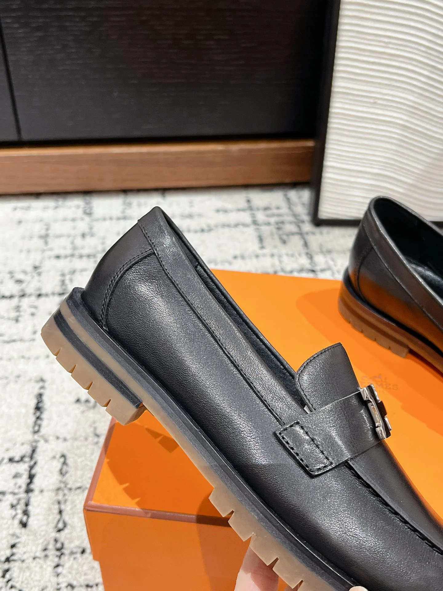 Лоферы Hermes 2024h с пряжкой - черные