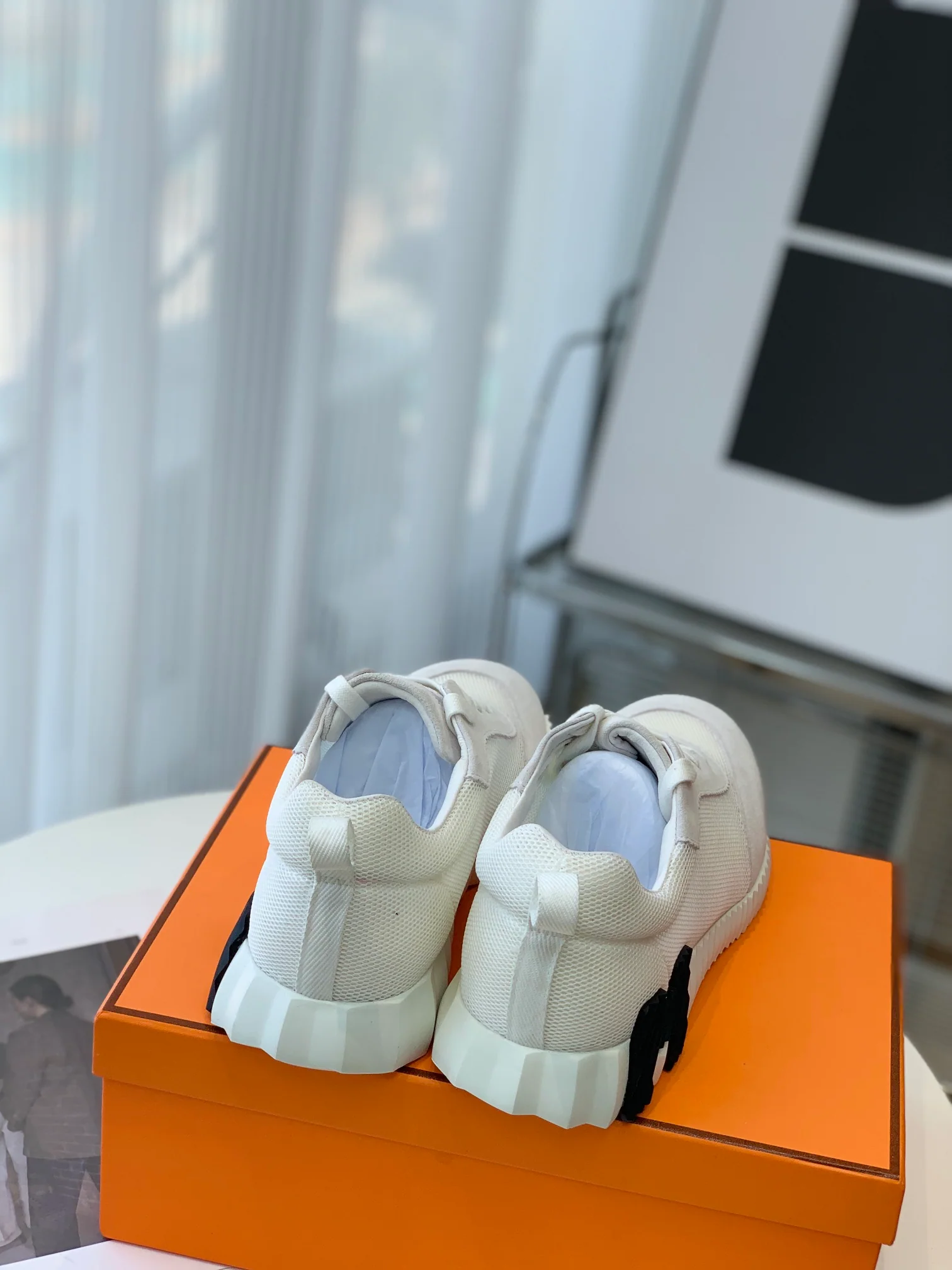 Новейшая модель Hermes 2023 года - кожаные кроссовки H-Leather - белые.