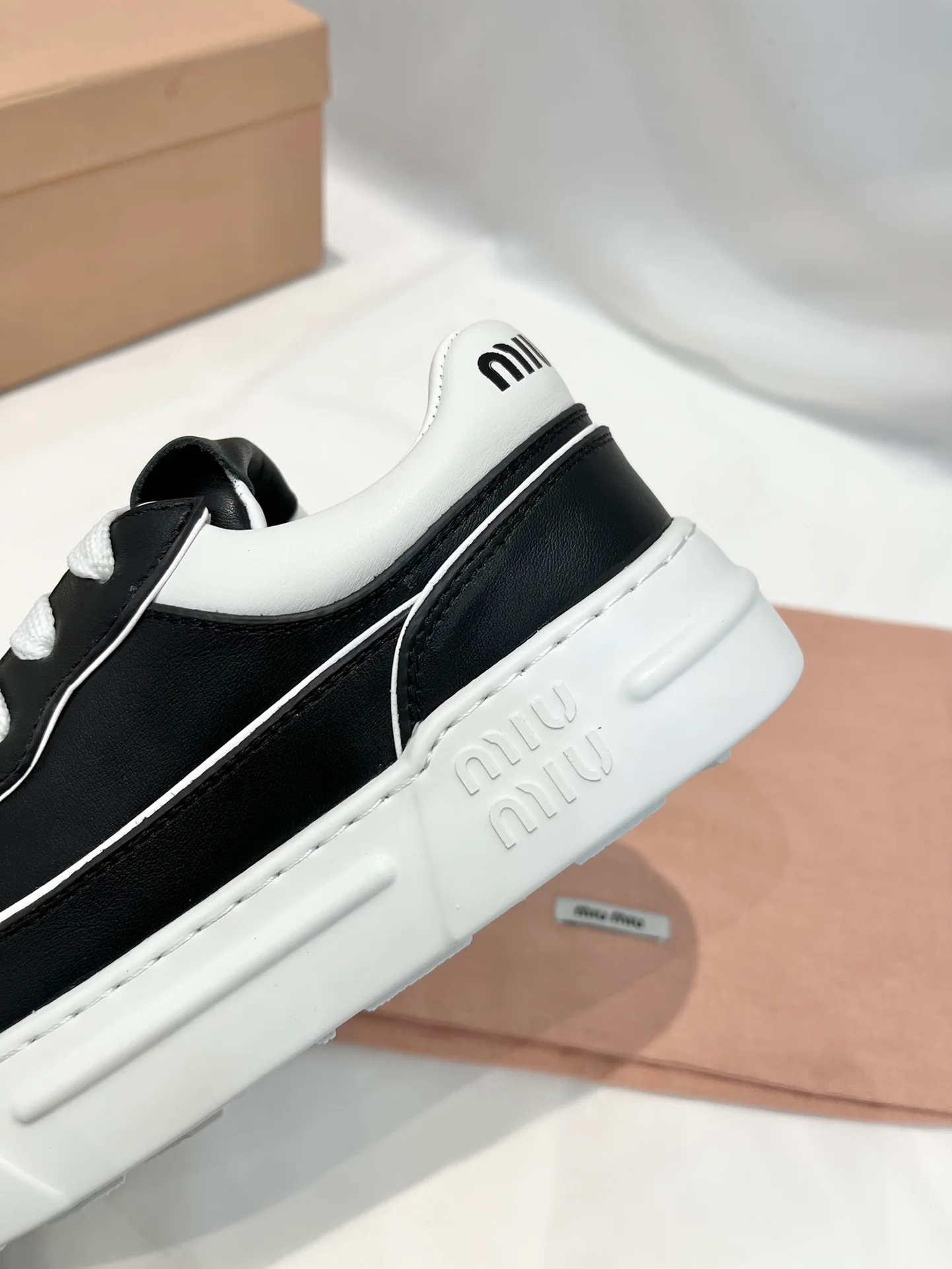 Коллекция Miu Miu 2023 года с подиума - повседневные туфли на платформе.