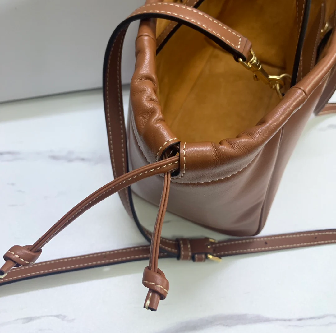 Сумка Celine Cabas Triomphe из гладкой кожи с завязками — коричневая — маленькая