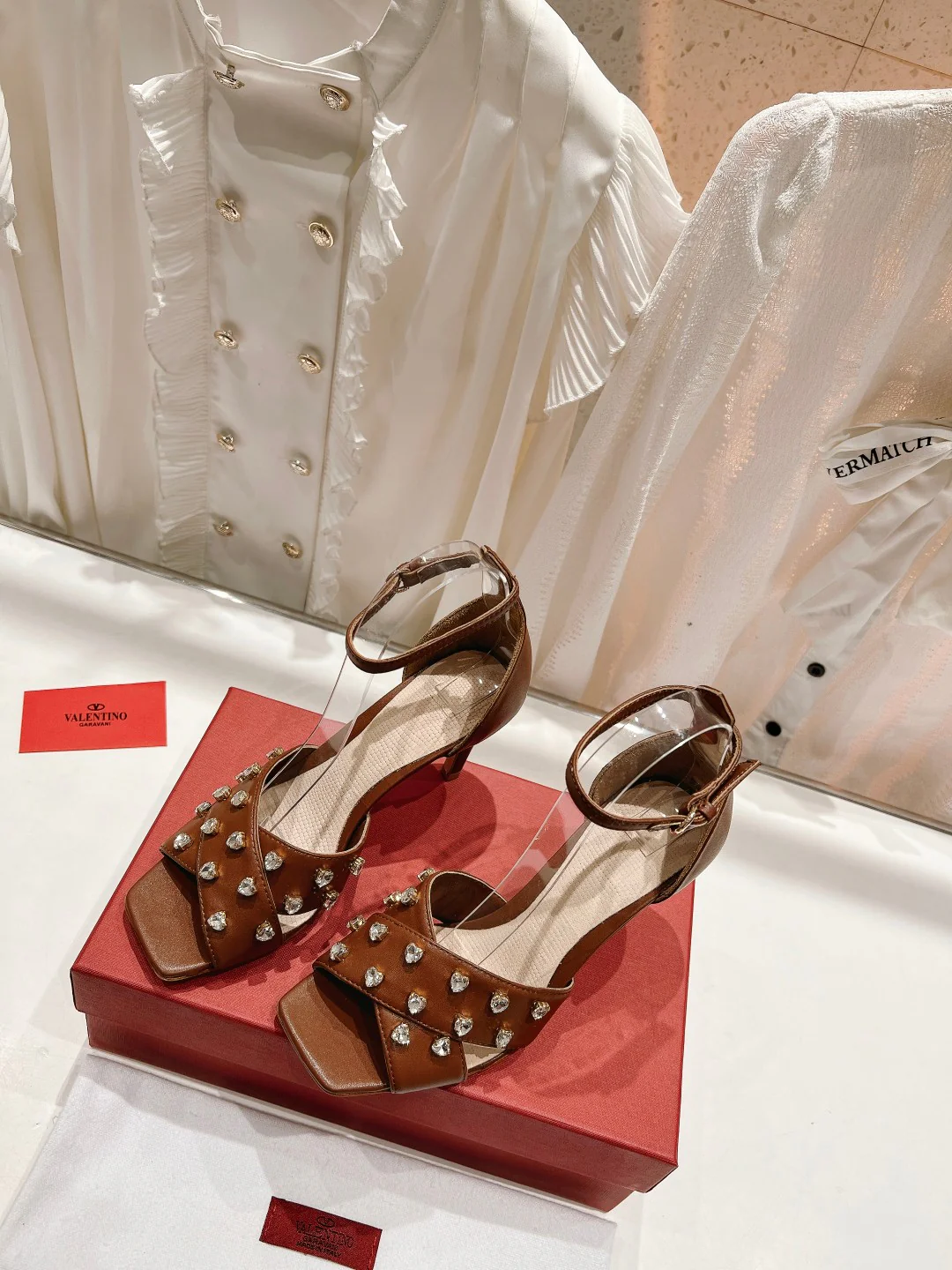 Новинка лета 2023 от Valentino - Босоножки на высоком каблуке со стразами - Коричневые - 7-5 см