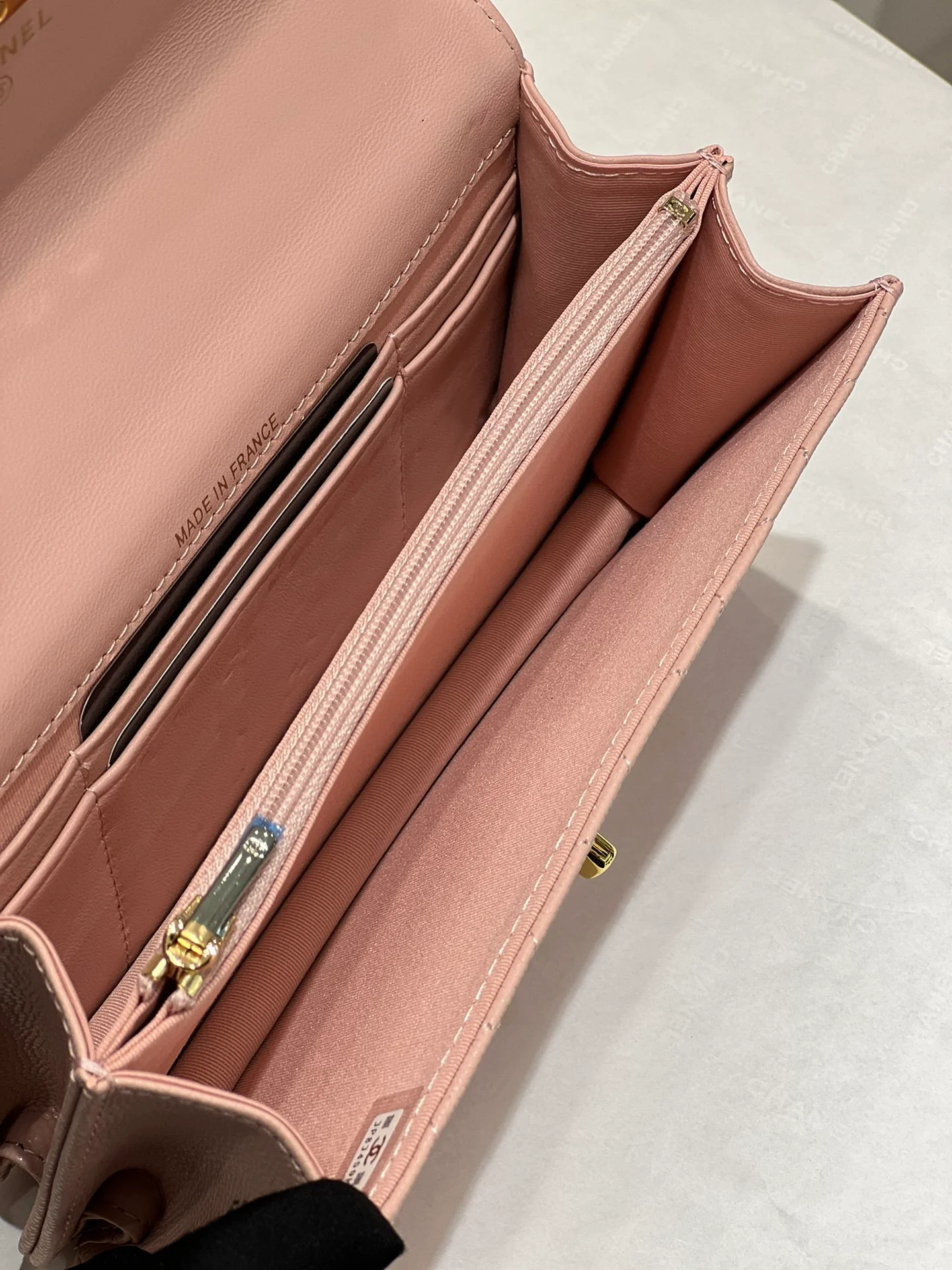 Коллекция Chanel Весна/Лето 2023 - Подвесной телефон-гармошка - WOC - Кожа с зернистой текстурой 