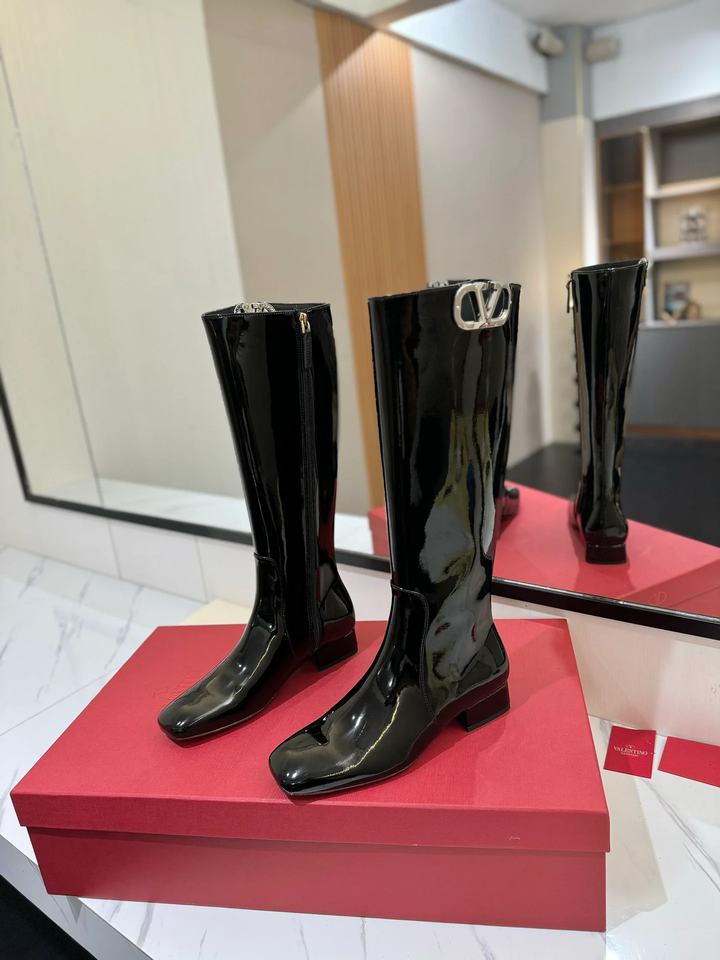 Кожаные сапоги Valentino 2024 - черные