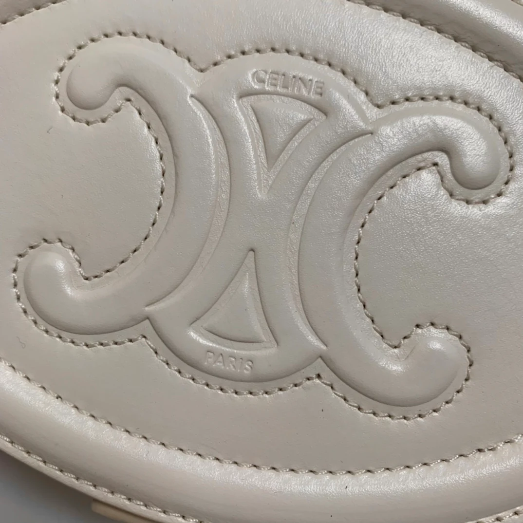 Мини-сумочка Celine в форме лунного пирога, белая.