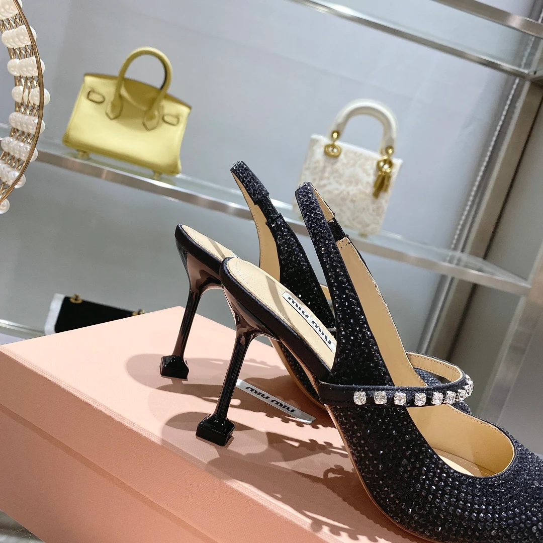 Новинки коллекции Miu Miu весна/лето 2022 — Туфли на шпильке — Черные