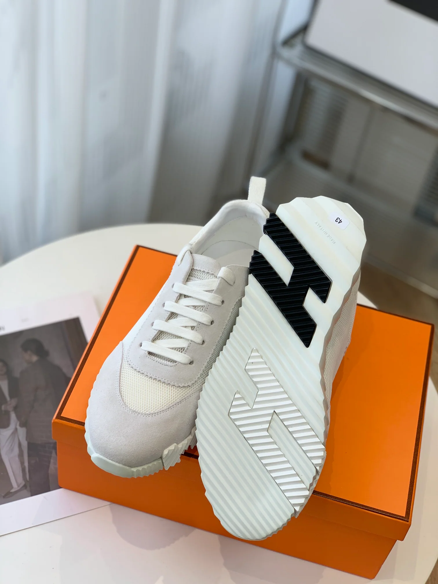 Новейшая модель Hermes 2023 года - кожаные кроссовки H-Leather - белые.