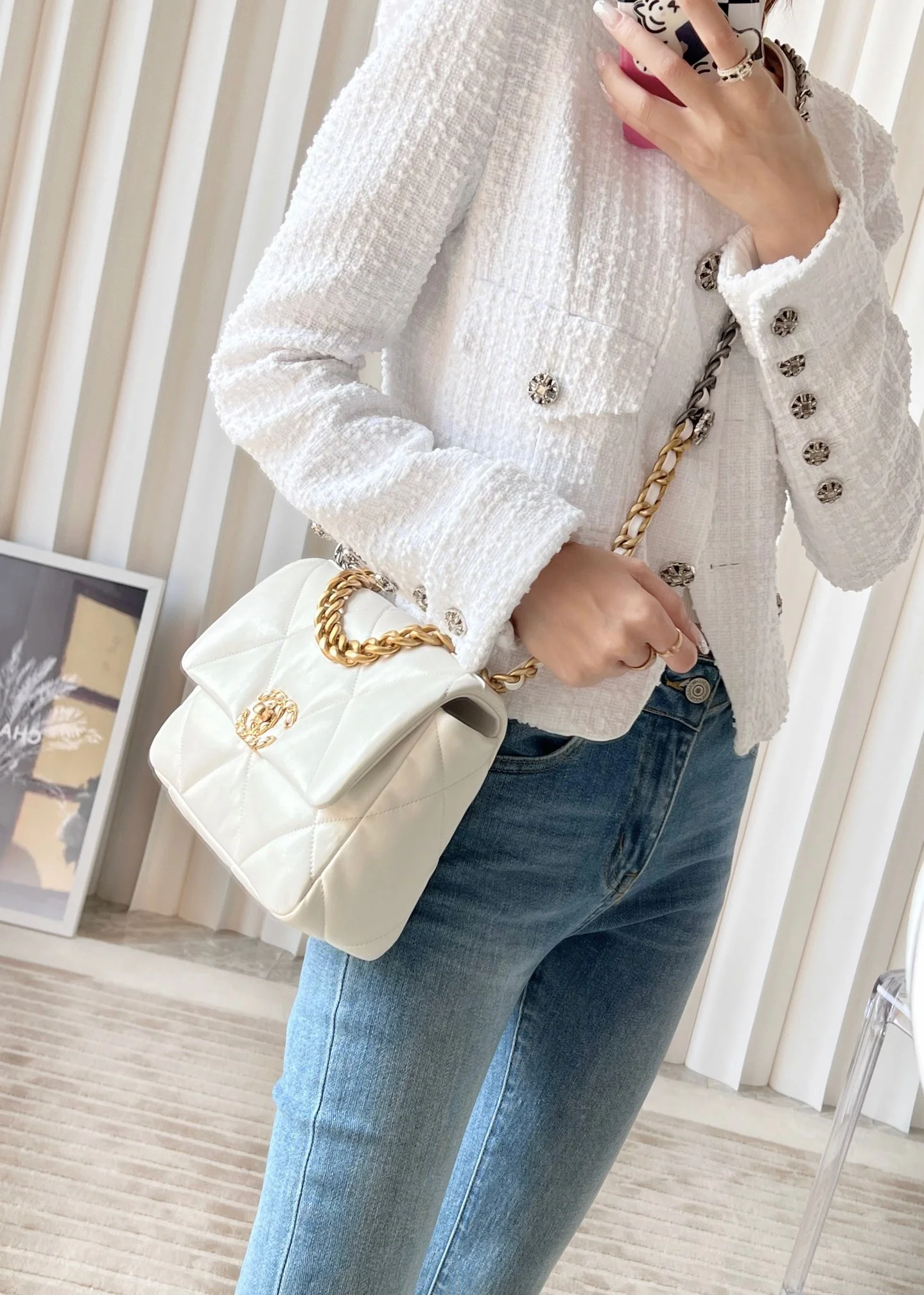 Маленькая сумочка Chanel 19bag - белая.