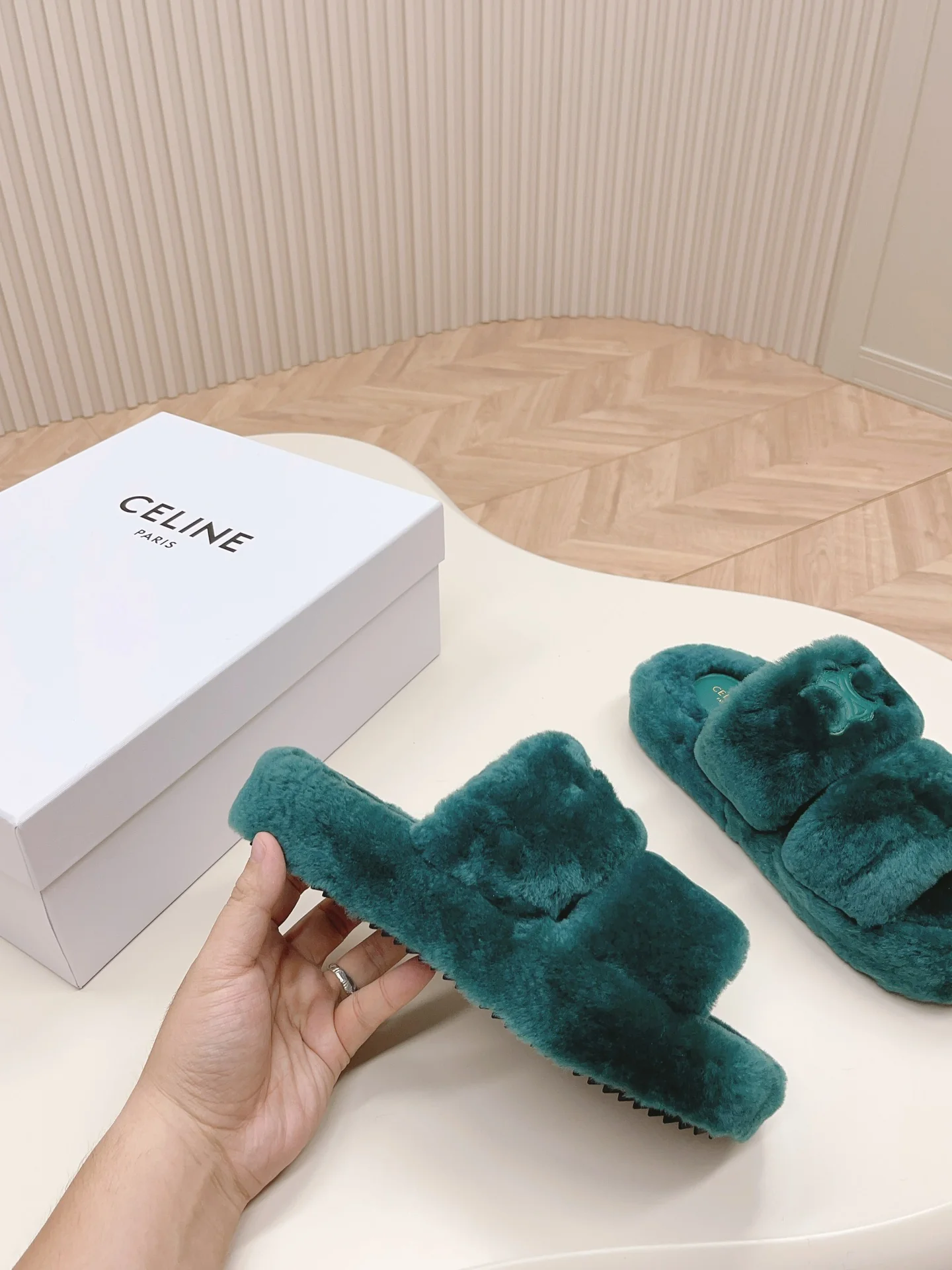 Новинка сезона осень/зима 2023 от Celine - Меховые тапочки - Зеленые