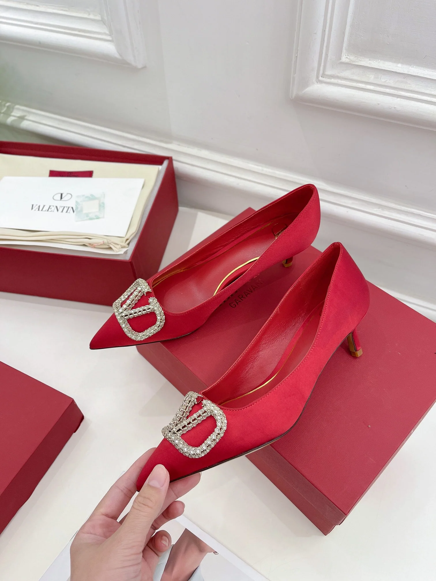 Новинка лета 2023 от Valentino - Коллекция Roman Stud - Туфли на высоком каблуке с бриллиантовой пряжкой - 5 см - Красные