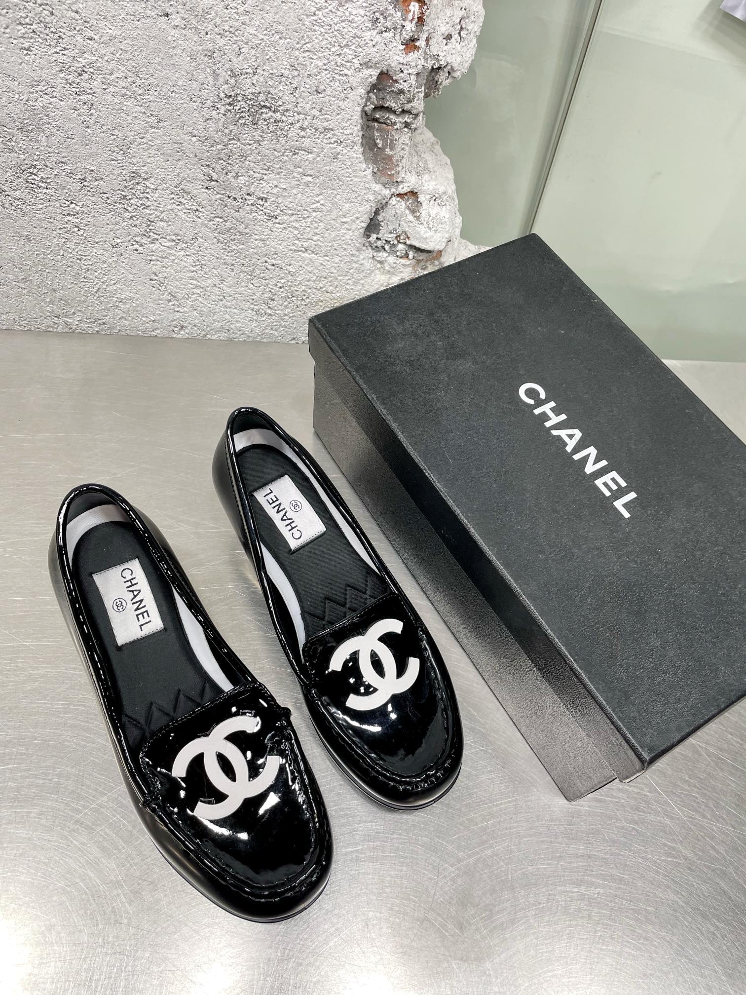 Новинка сезона осень/зима 2022 от Chanel - Ретро-туфли афро на низком каблуке - Черные