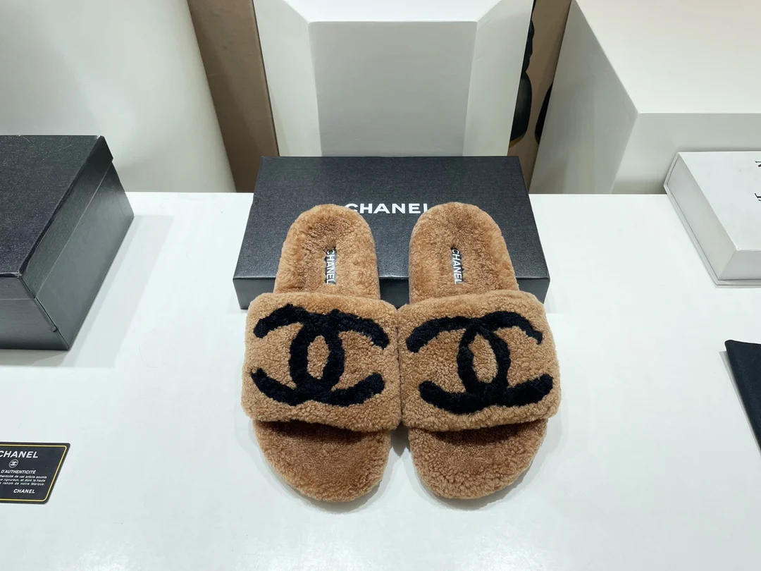Классические осенние тапочки Chanel 2022 года из овечьей шерсти, бестселлер – коричневые.