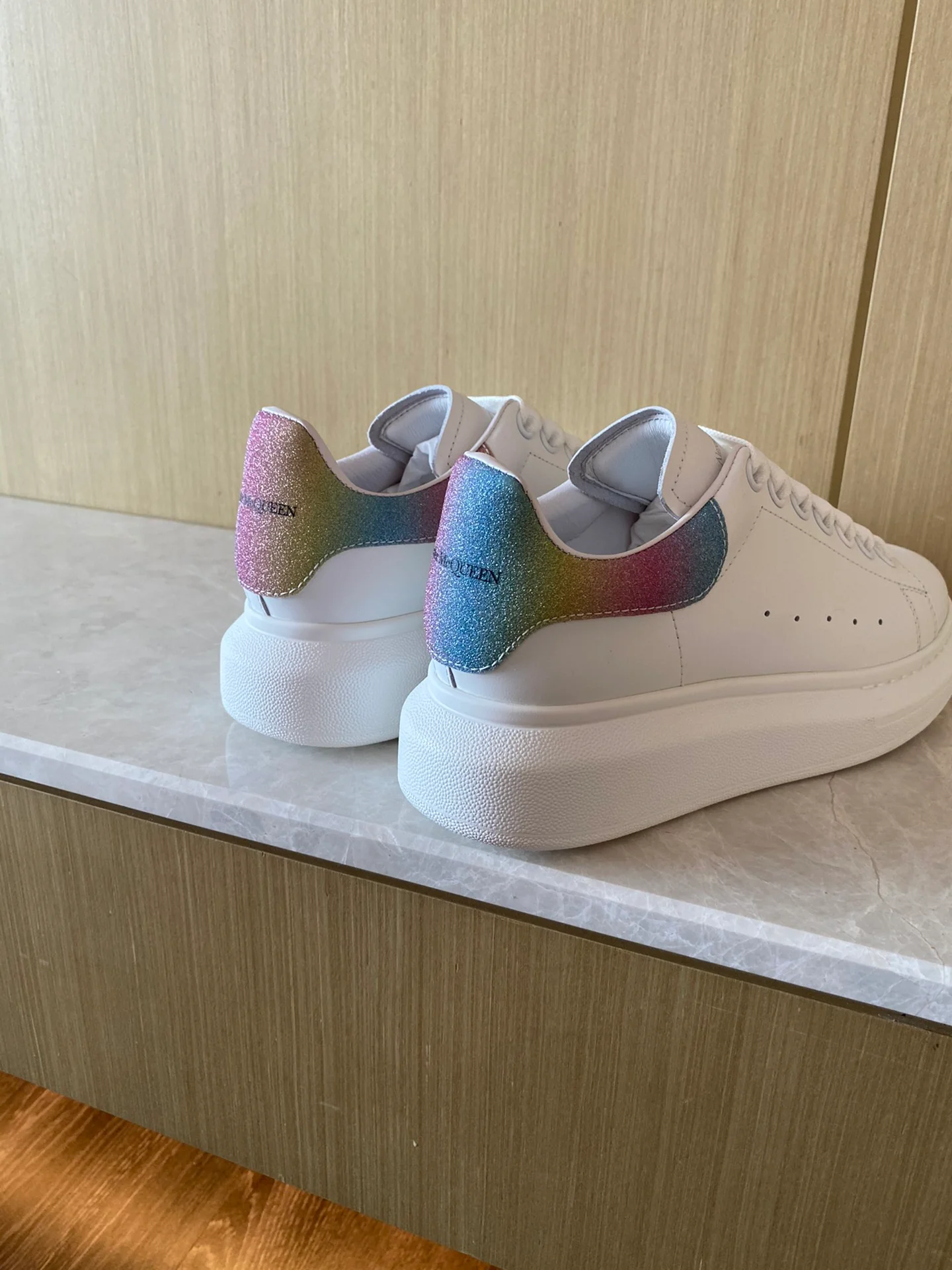 Классические белые кроссовки McQueen - замшевая подошва на каблуке - с блестками