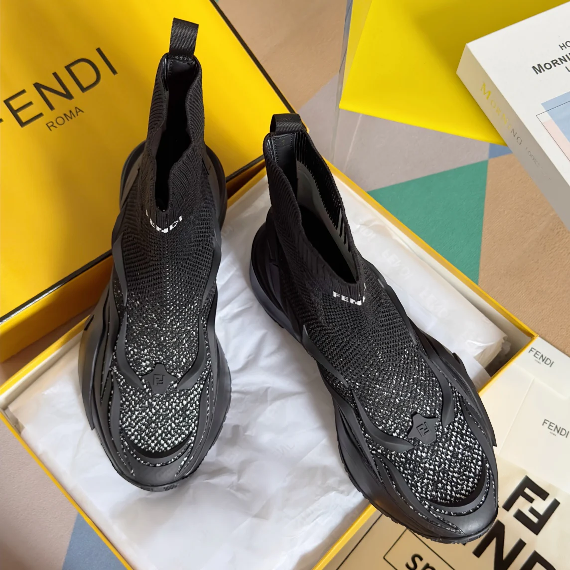 Кроссовки Fendi-flow серии Flyknit - Унисекс - Черно-белая расцветка