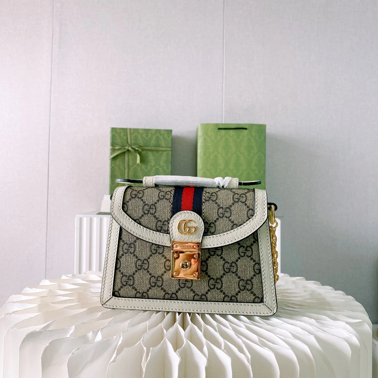 Мини-сумочка Gucci Ophidia/сумка через плечо - 17,5x13x6 см - Белая кожаная отделка с монограммой.