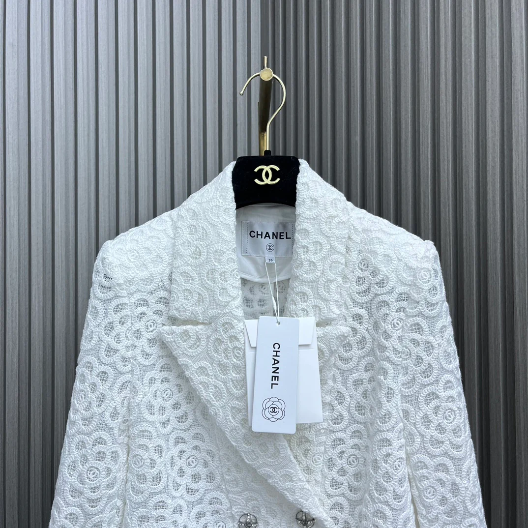 Chanel - Новинка 2403-24: Куртка, расшитая крупными пайетками - Белая