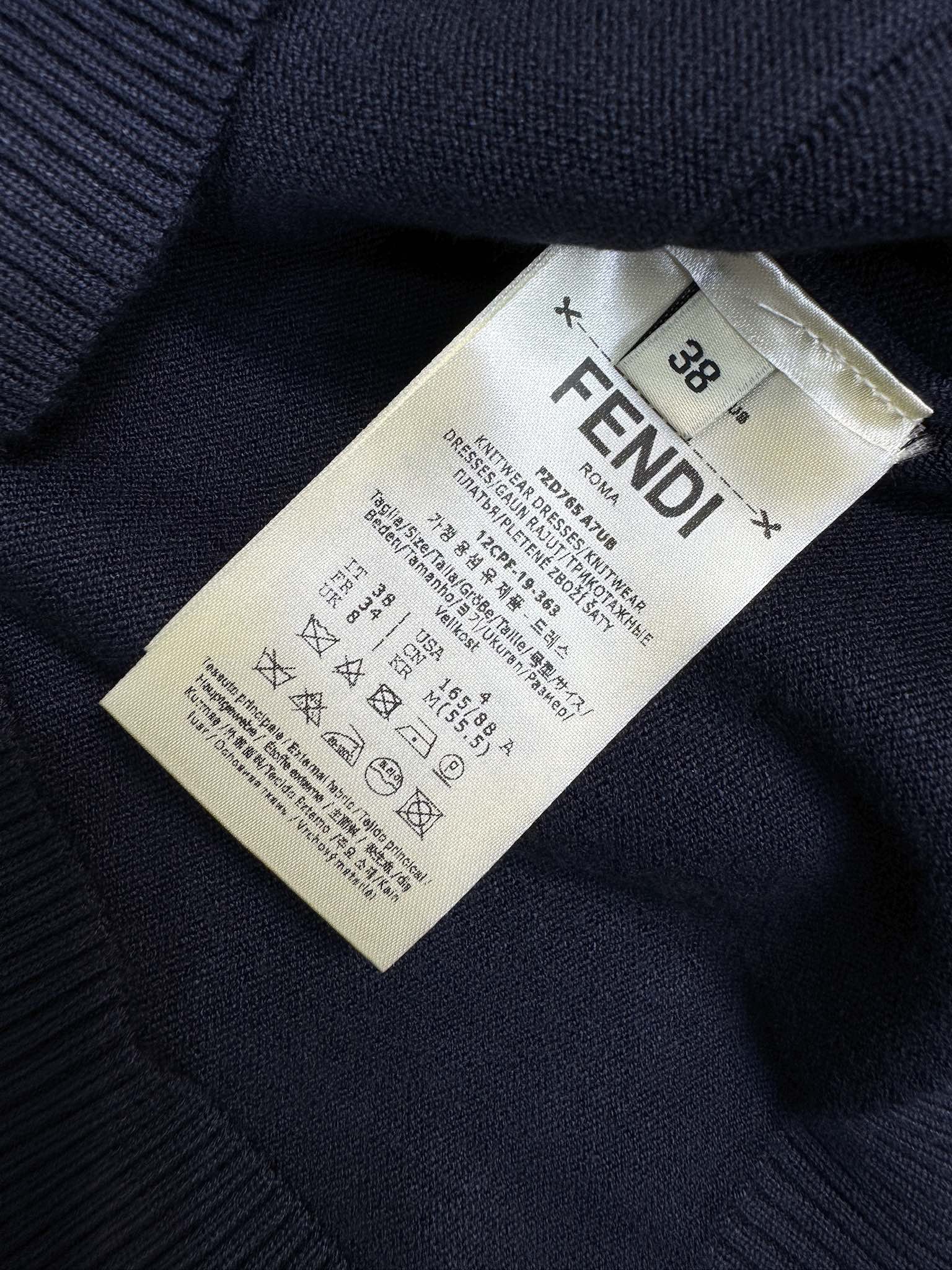 Fendi-2403-Двубортный вязаный жилет с V-образным вырезом и буквенным рисунком