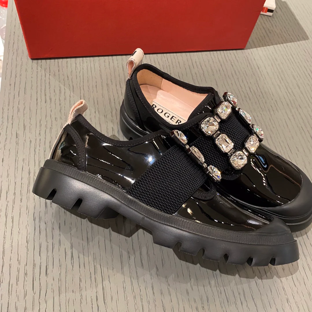 Кроссовки из лакированной кожи с пряжкой