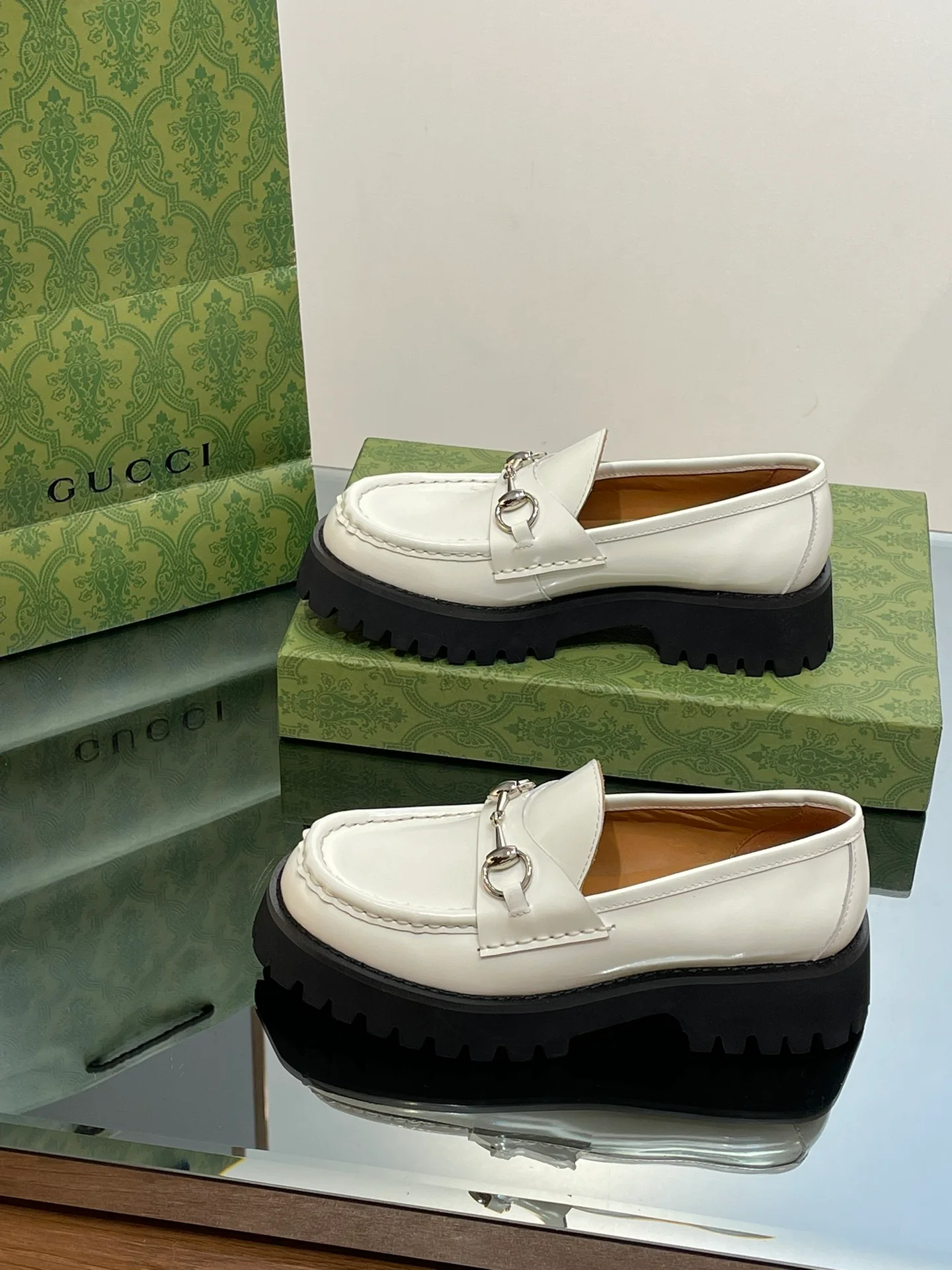 Лоферы Gucci 2024 на платформе с серебряной пряжкой и пряжкой в ??виде конской уздечки - белые