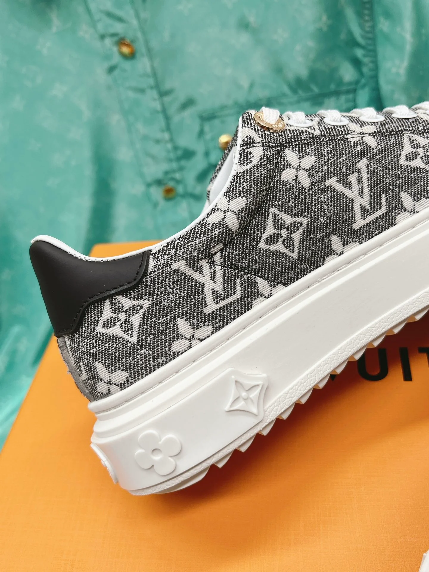LV-Vuitton-Yayoi Kusama-Classic White Sneakers-Grey