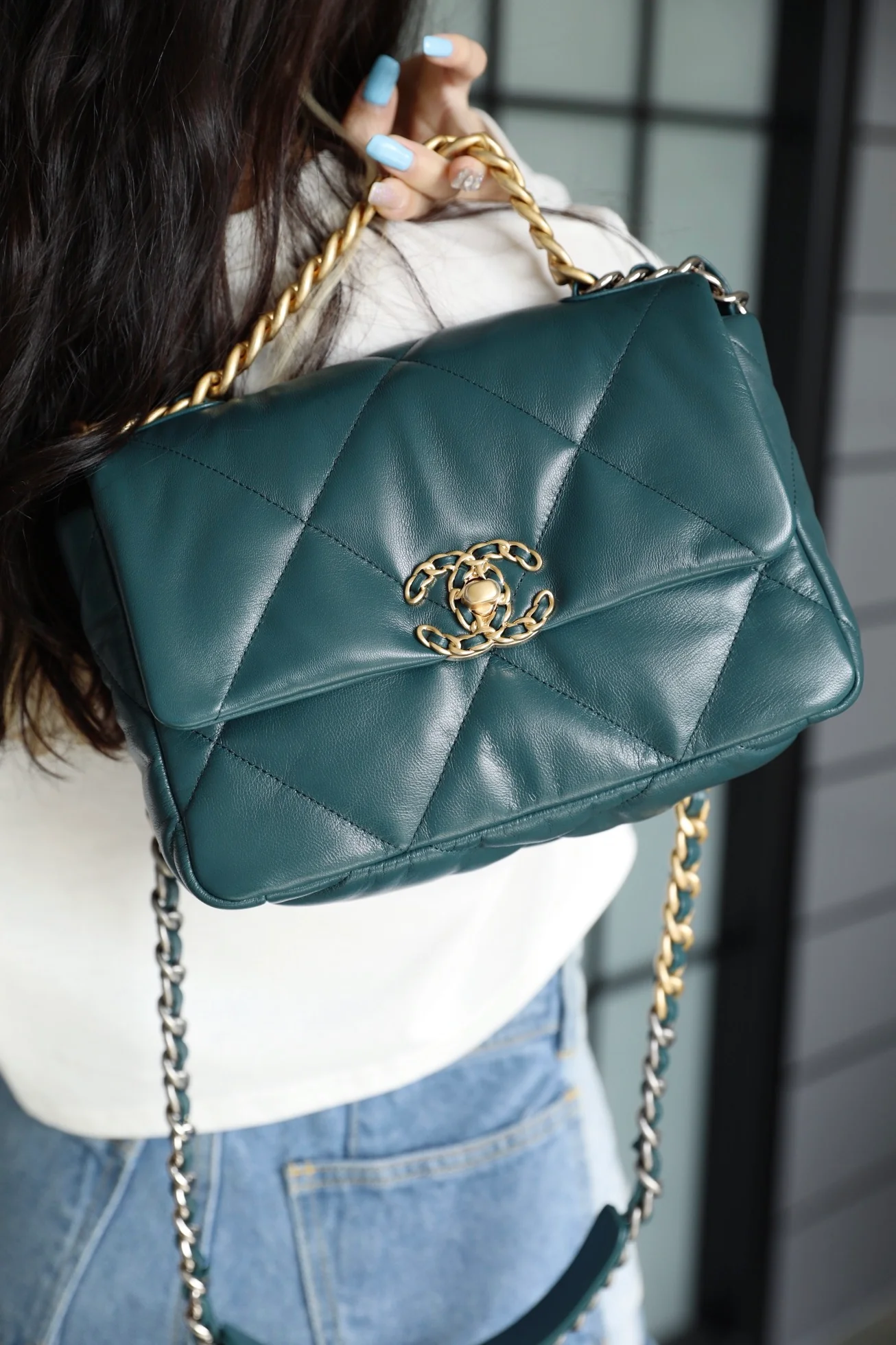 Сумка Chanel 19 — маленькая, темно-зеленая.