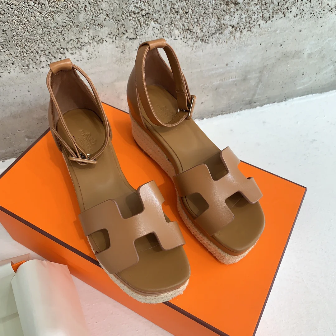 Сандалии на платформе Hermes верблюжьего цвета.