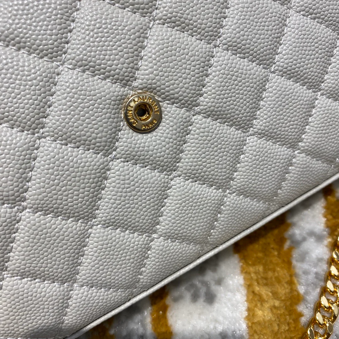 Сумка-конверт YSL с монограммой и икрой, V-образной ромбовидной стёжкой - 1