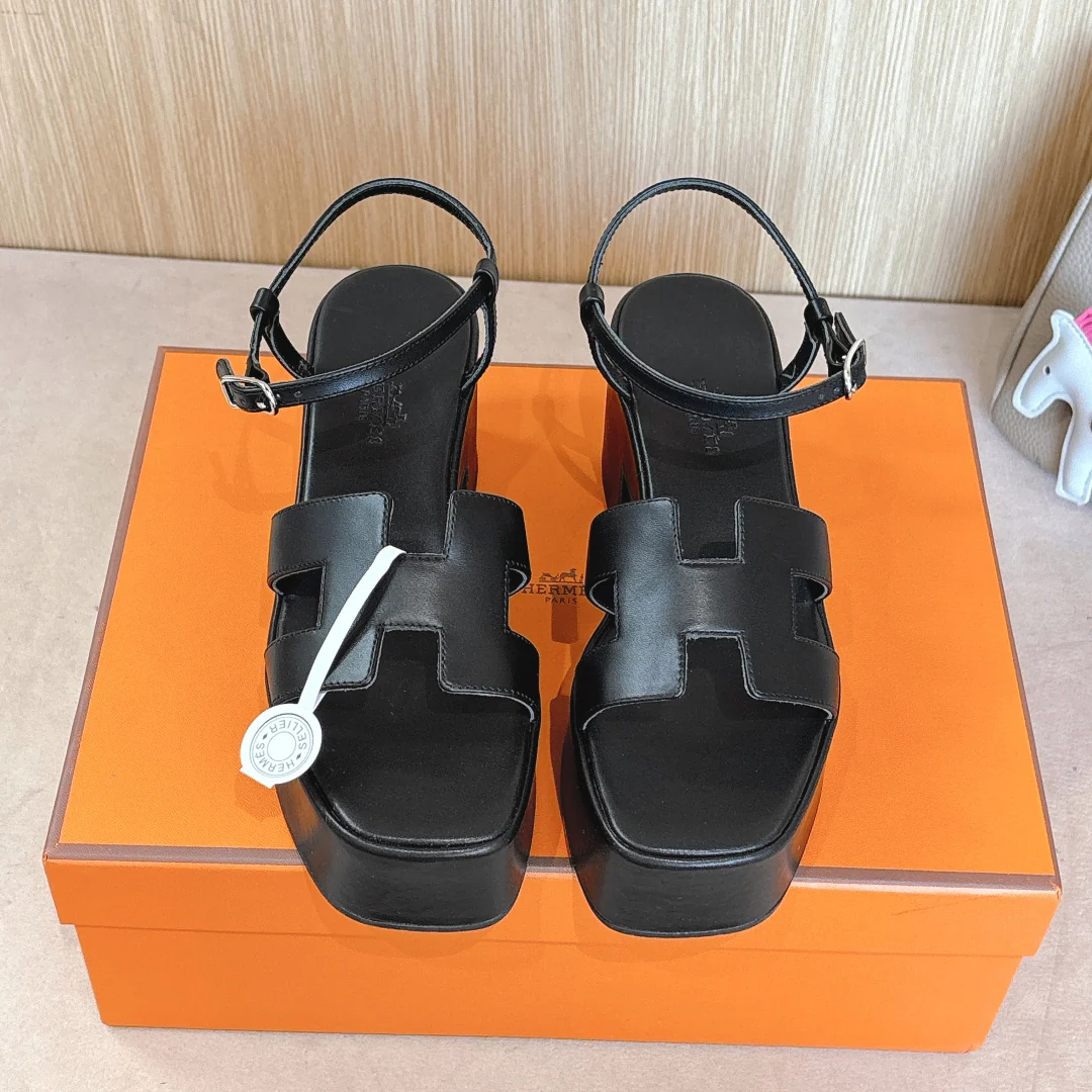 Кожаные босоножки на высоком каблуке Hermes 2024 - черные