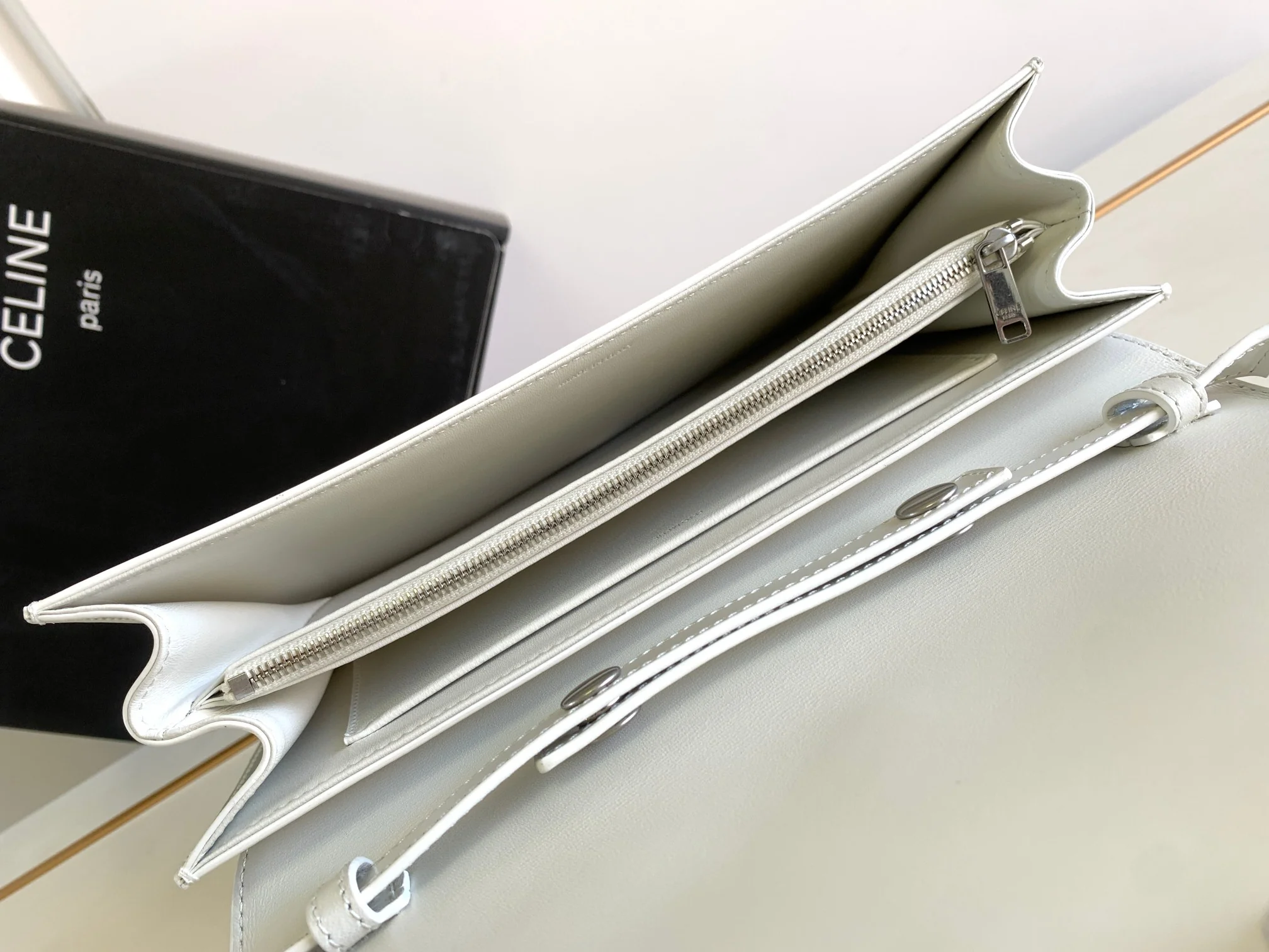 Сумка Celine Triomphe из глянцевой телячьей кожи с принтом под канвас - белая.