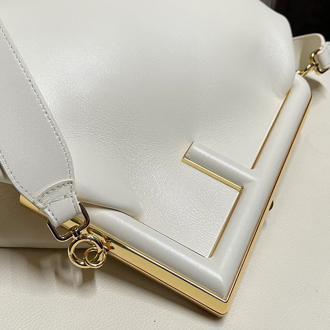 Средняя белая кожаная сумка Fendi First