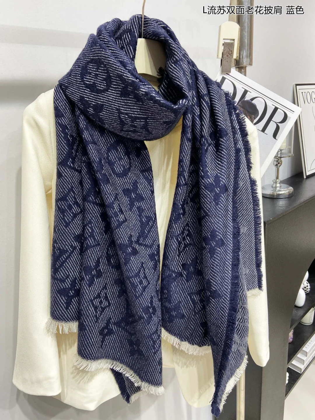 Классический шарф LV-2024 с принтом, серый.