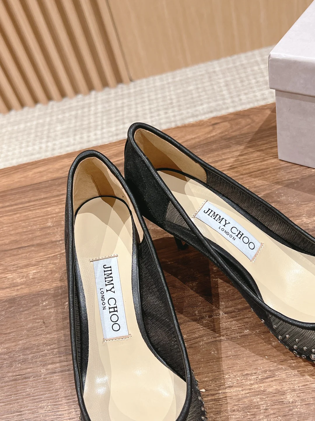 Туфли на высоком каблуке Jimmy Swarovski с сетчатым верхом и острым носком, черные с серебристыми элементами.