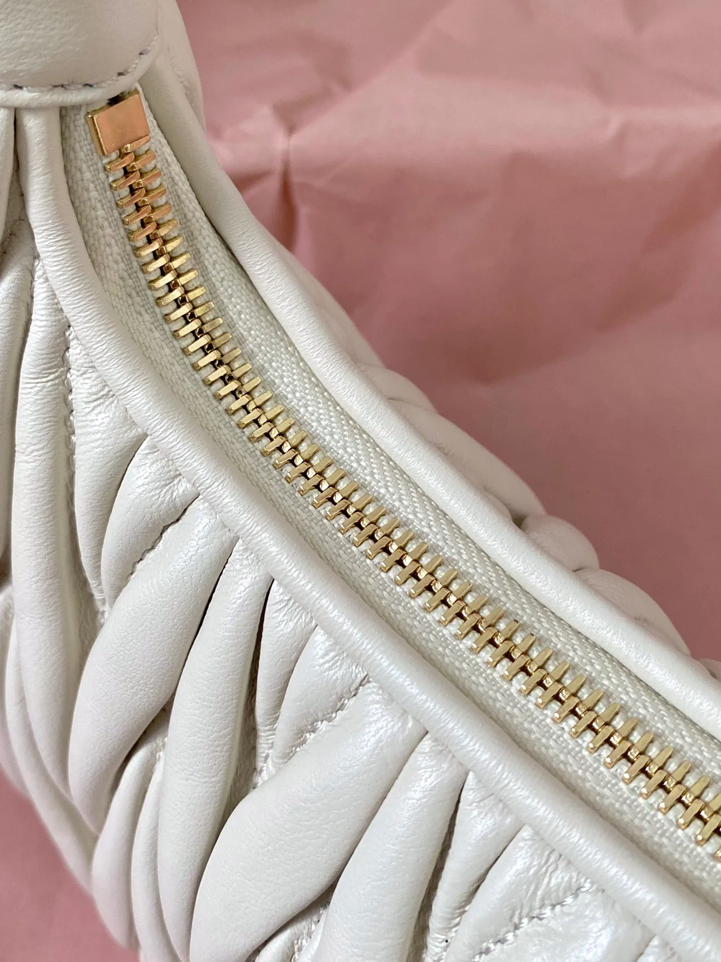 Сумка Miu Miu Wander, маленькая, из овечьей кожи, белая.