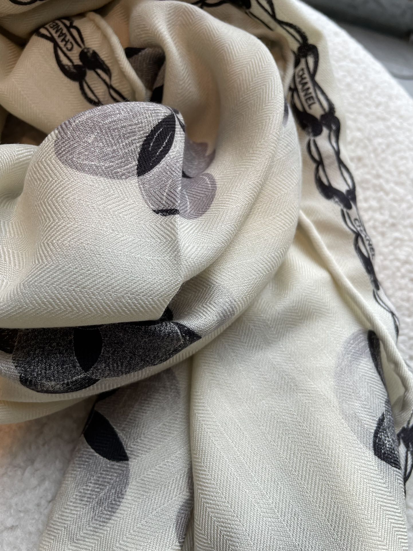 Шарф Chanel Camellia Velvet 2024 - 65-185