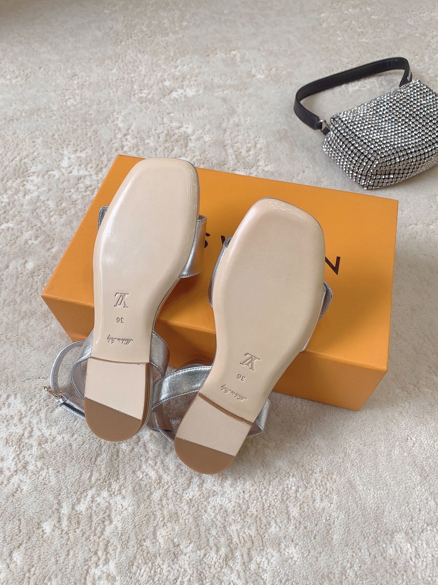 Новинка сезона весна/лето 2023 от LV - Сандалии на плоской подошве - Серебристые