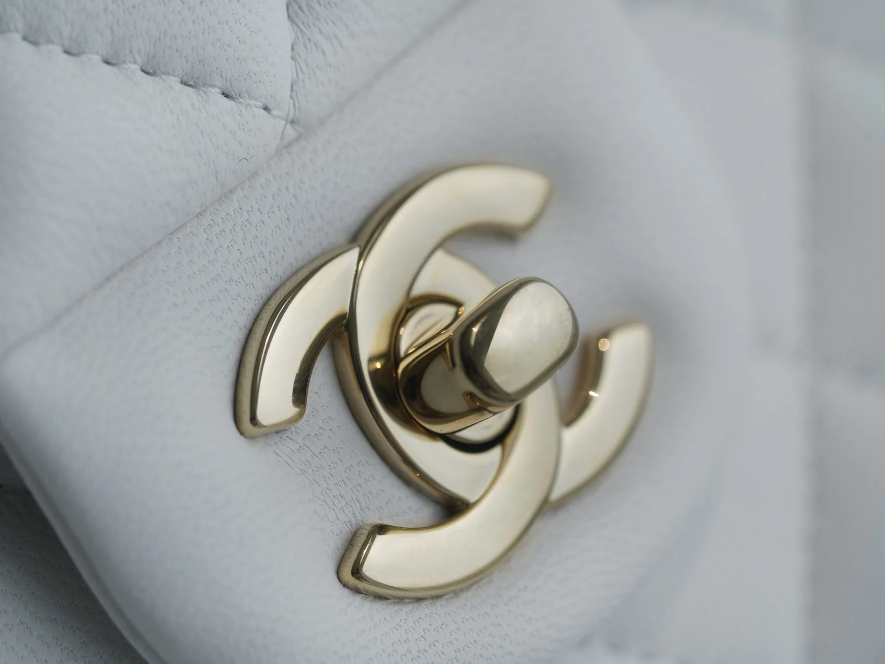 Классическая сумка Chanel с клапаном - белая.