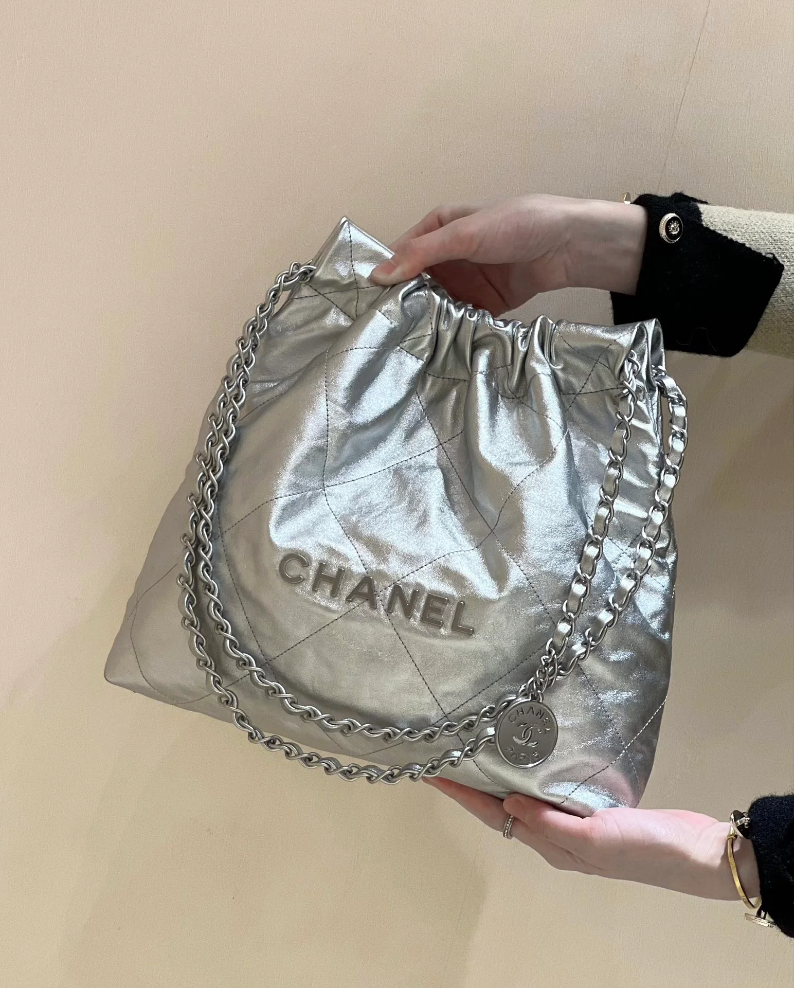 Коллекция Chanel Весна/Лето 2023: Новинка - Сумка 22 - Маленькая - Серебристая