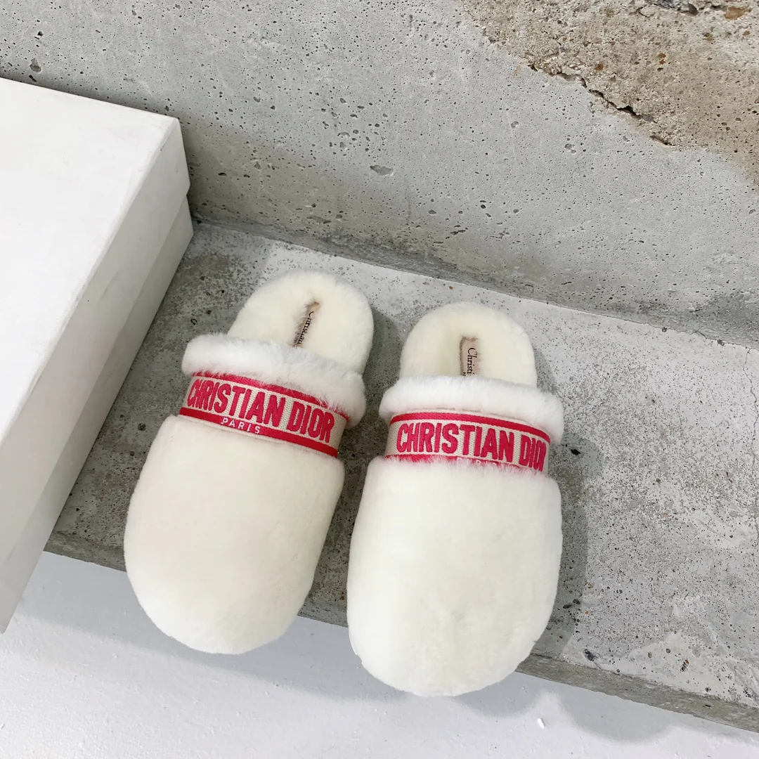 Новинка сезона осень/зима 2022 от Dior - Меховые тапочки с жаккардовой вышивкой - Белые