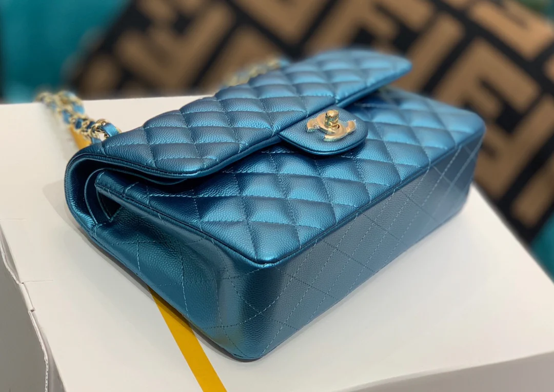 Chanel - Маленькая сумка из телячьей кожи с шариковым узором - CF - Жемчужно-голубой - 23 см