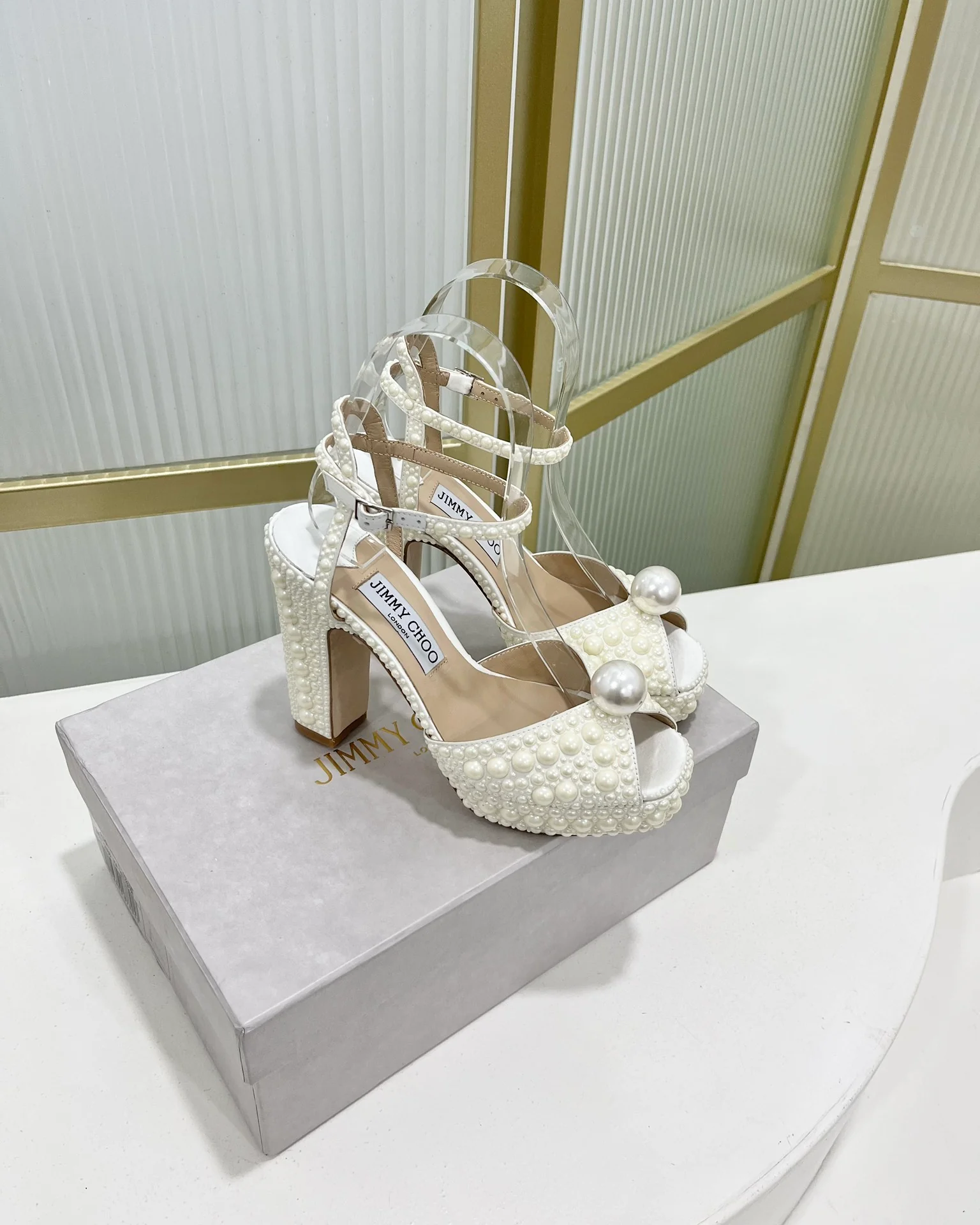 Сандалии на высоком массивном каблуке Jimmy Retro Pearl Series - белые.