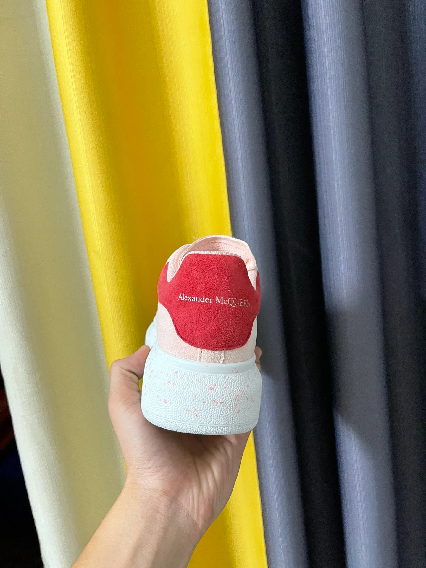 Классические белые кроссовки McQueen - унисекс - светло-розовая замша - каблук цвета розового золота