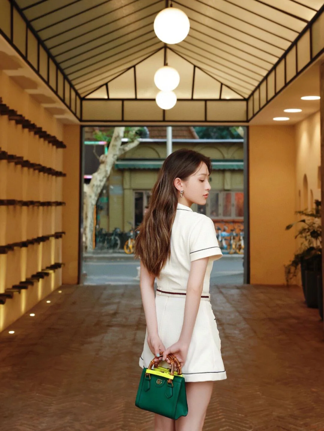 Сумка Gucci Bamboo — фото в ней.