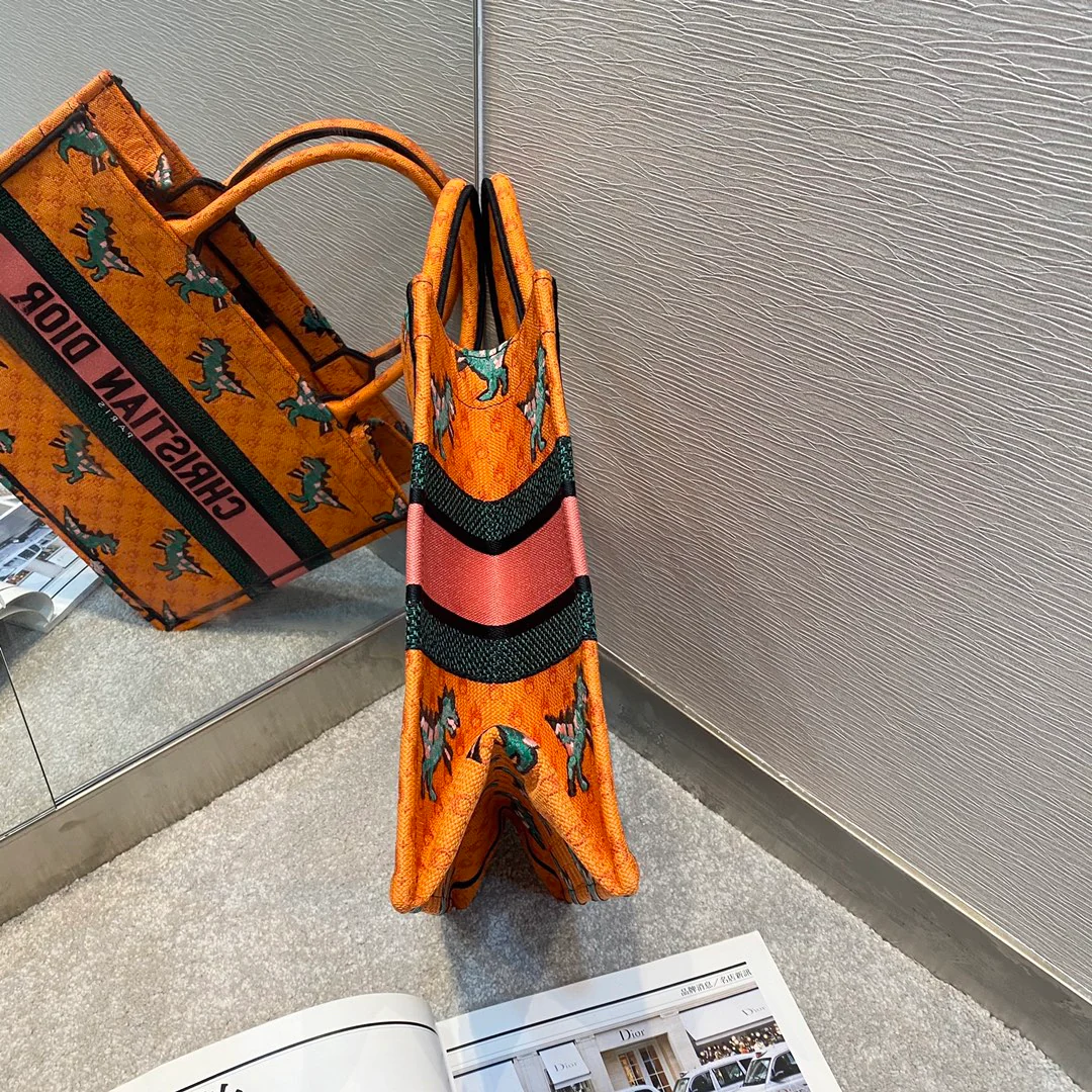 Сумка-тоут Dior Book, маленький размер 36-5 см, с изображением маленького динозавра.