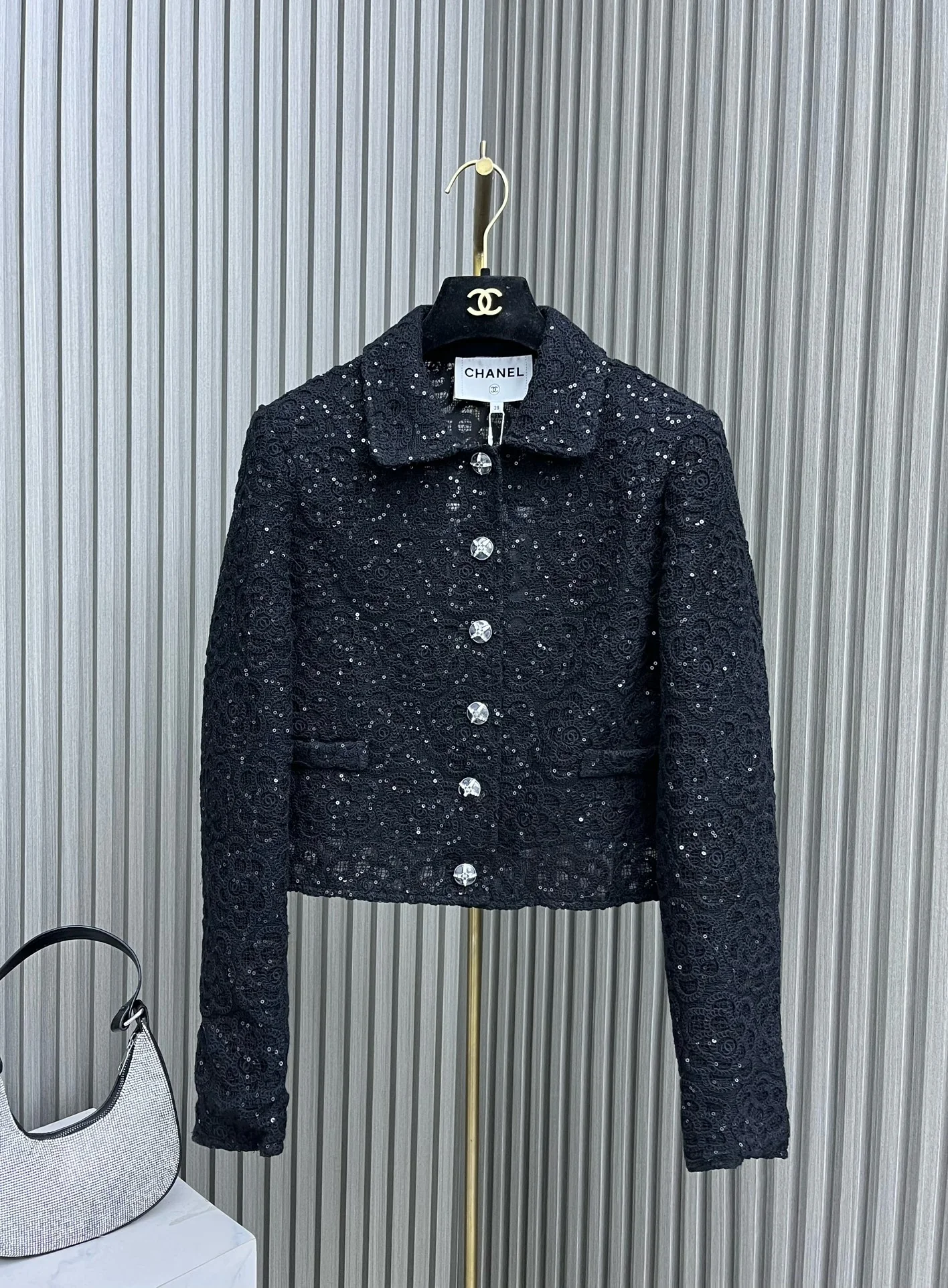 Chanel - Новинка 2403-24: Короткий костюм, расшитый пайетками - Черный