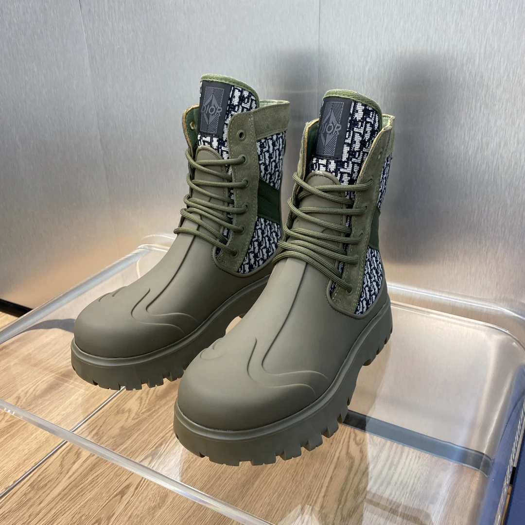 Новинка сезона осень/зима 2023 от Dior - Коллекция Garden - Ботинки Martin с круглым носком и шнуровкой - Унисекс - Зеленый