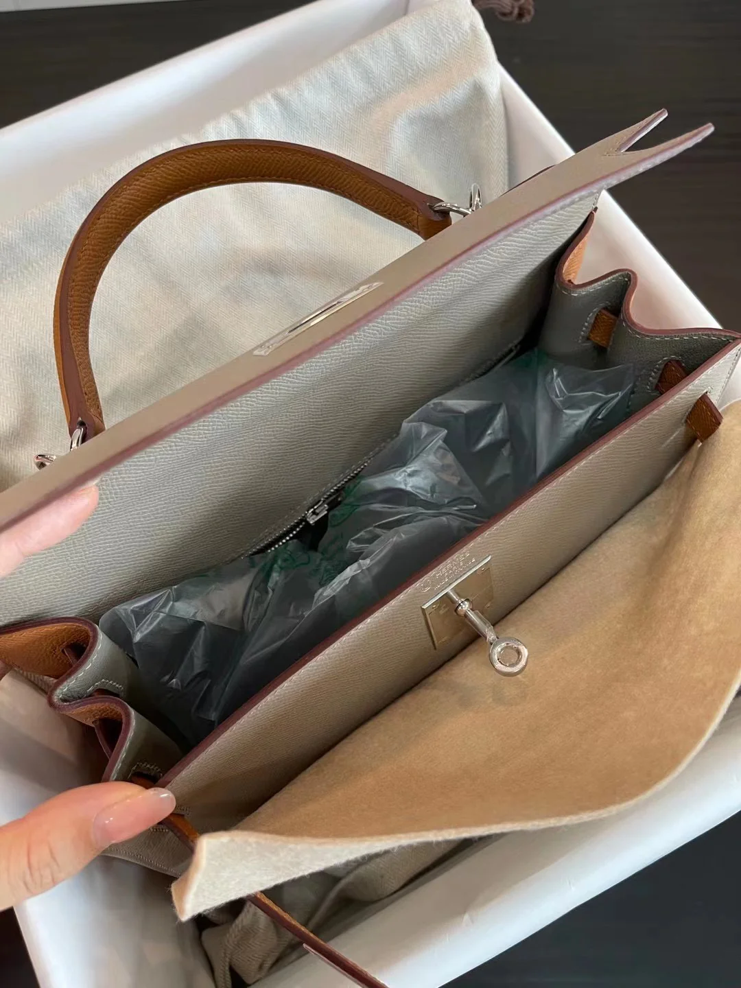 Hermes Kelly 28 Epsom Gold Brown с пряжкой M8 Ashy Grey - Silver