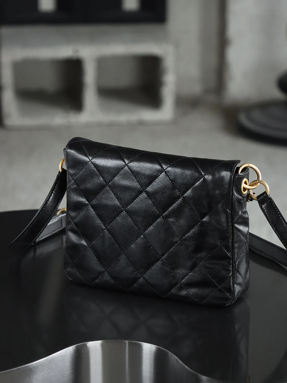 Сумка-хобо Chanel 24p Messenger, маленькая, черная, с золотой пряжкой.