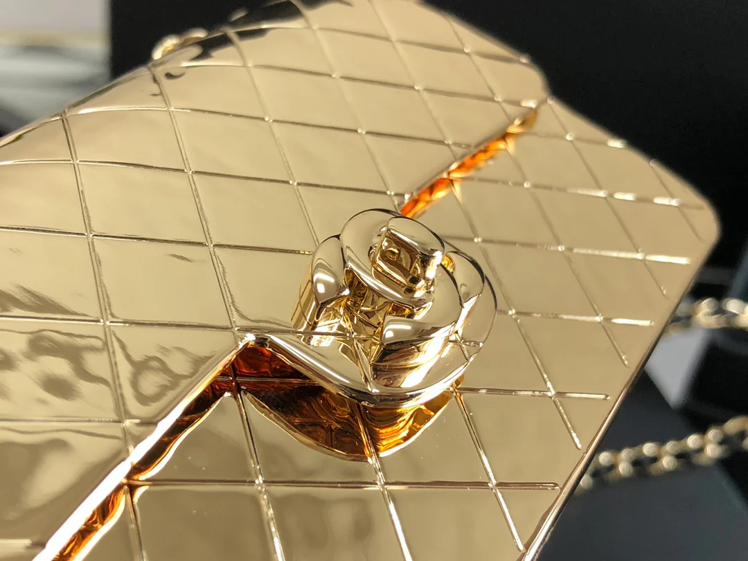 Лимитированная коллекция Chanel весна/лето 2022 - Сумка с клапаном - Металлическая сумка - 1