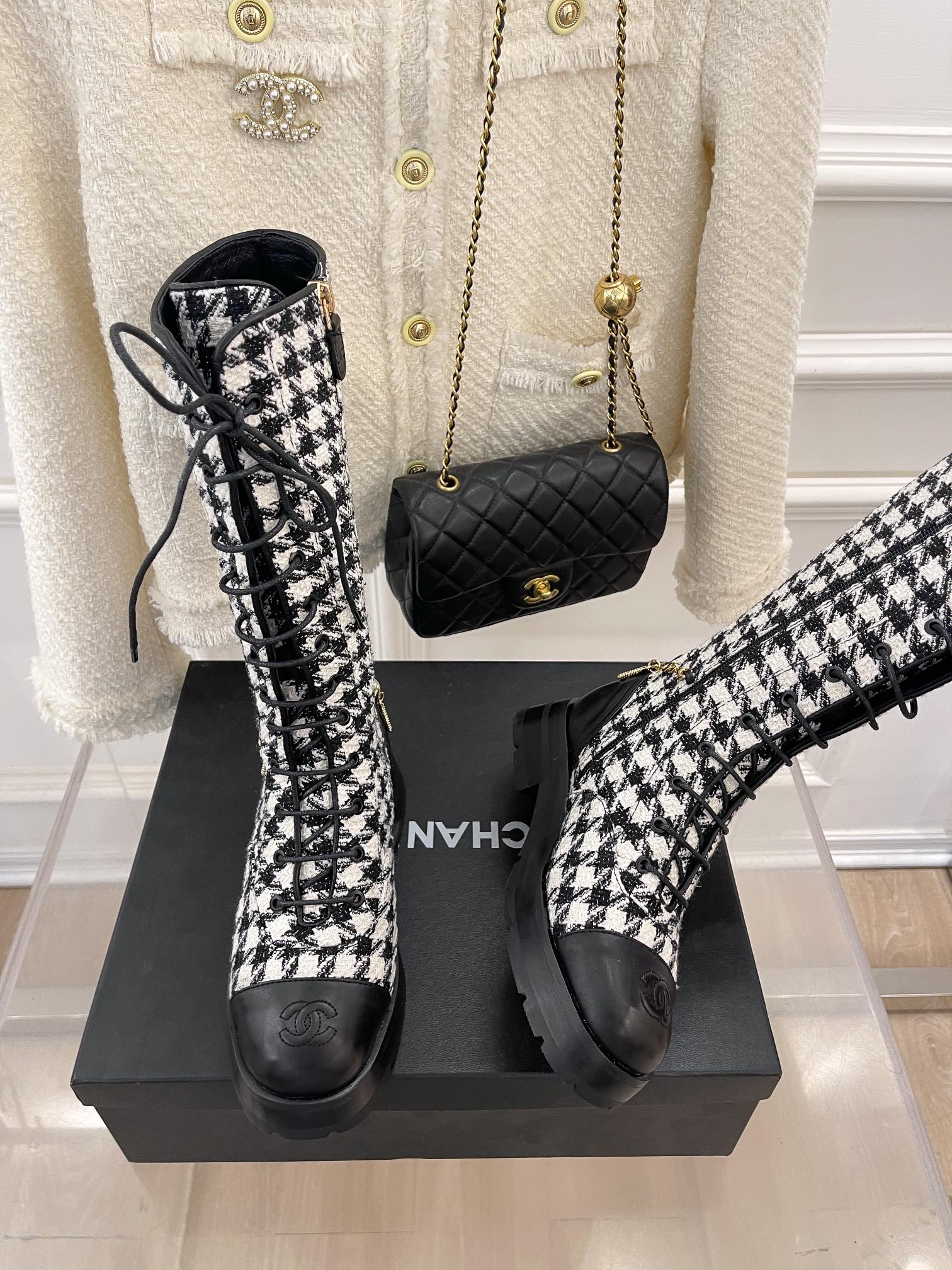 Новинка сезона осень/зима 2023 от Chanel - Ботинки с цепочкой - в клетку